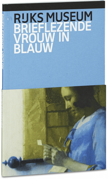 Brieflezende vrouw in blauw