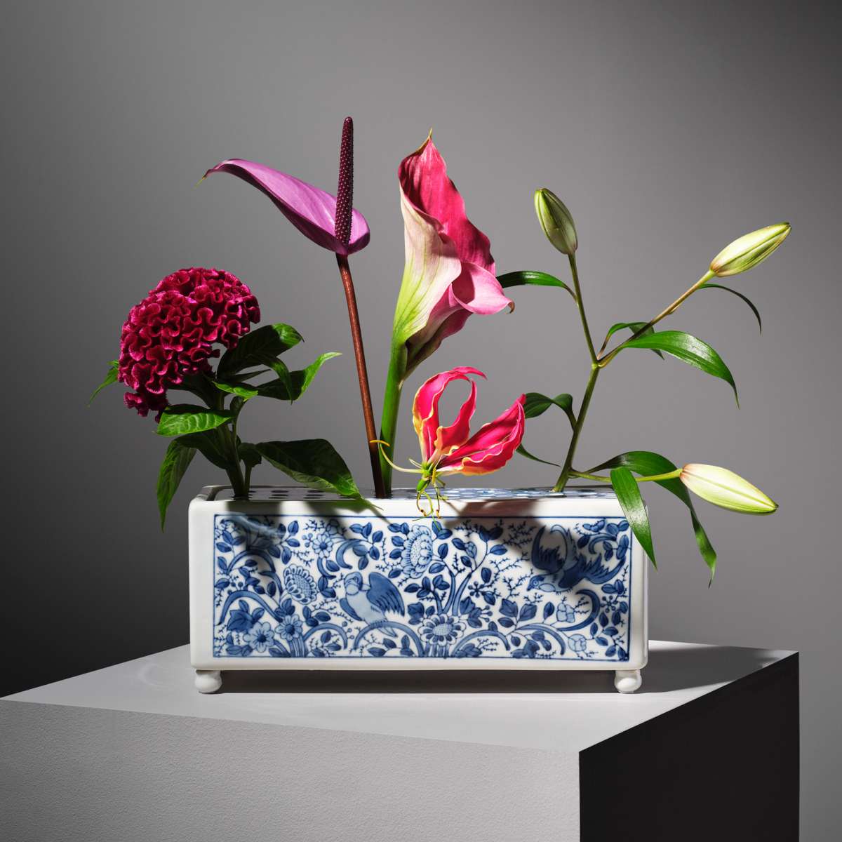 Beschilderde porseleinen bloemenhouder - Rijksmuseum Shop